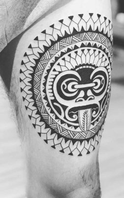  Tatouage maori, polynésien sur le haut de la cuisse avec le tiki